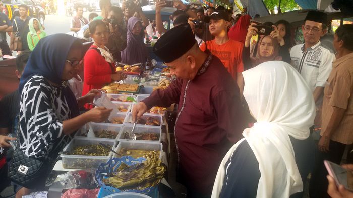 bupati-oku-drs-h-kuryana-azis-dan-ketua-tp-pkk-oku-hj-badiar-dewi_20170527_165606.jpg