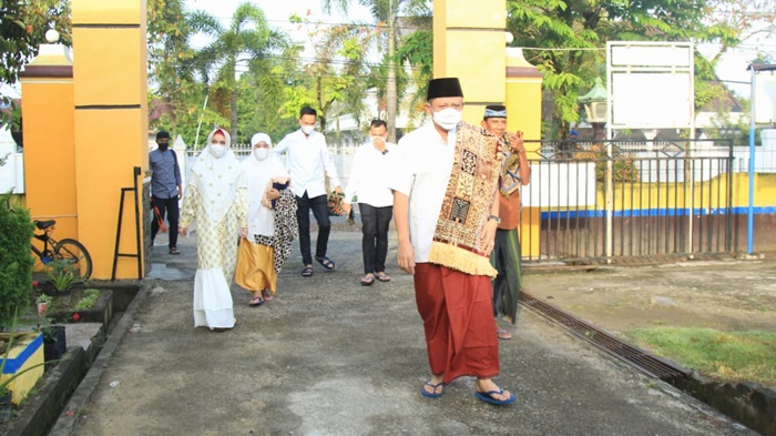 bupati-oku-timur-shalat-ied.jpg