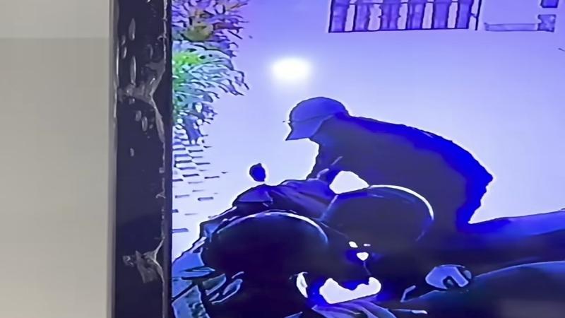 Rekaman CCTV Pelaku Curanmor di Kantor Notaris Talang Semut Palembang, Hampir Dipergoki Korban - Sripoku.com
