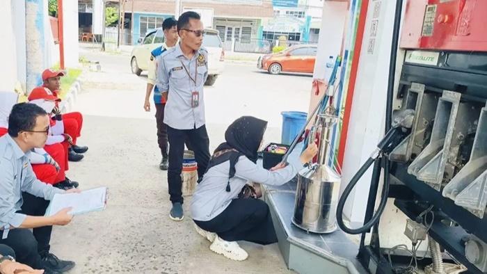 Petugas Disdag Datangi SPBU Kayuagung dan Cek Mesin Pompa Ukur Takaran BBM, Begini Hasilnya - Sripoku.com