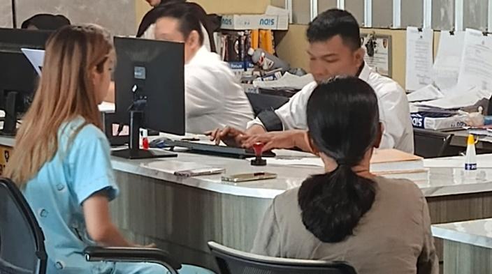 Wanita Rambut Pirang di Kertapati Palembang Ini Kena Tipu & Rugi Rp17 Juta, Gegara Paket Salah Kirim - Sripoku.com