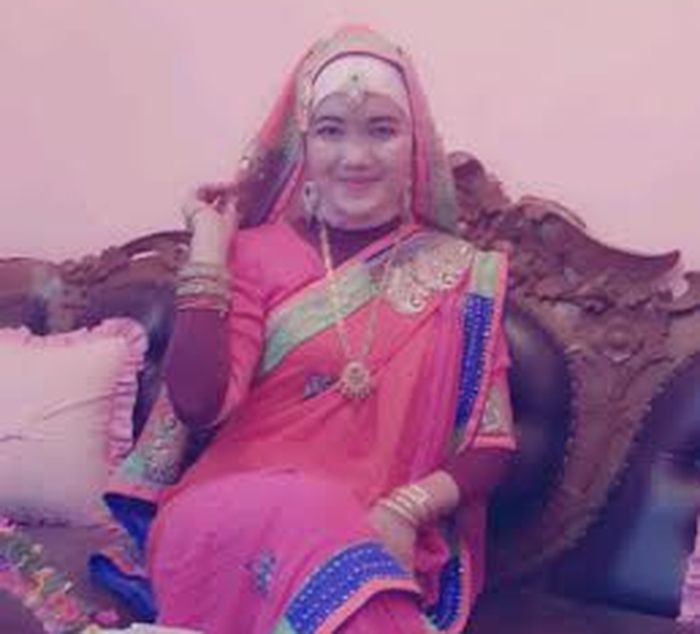 conie-berfoto-dengan-mengenakan-sari-bollywood-miliknya_20151221_151848.jpg