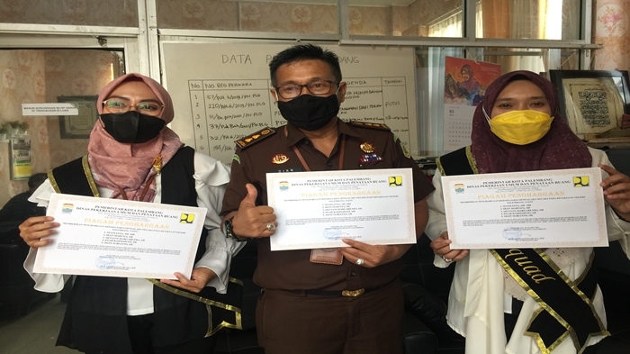 Sekda Ratu Dewa Wakili Walikota Harnojoyo Berikan Reward ke Datun Kejari Palembang, Ini Prestasinya