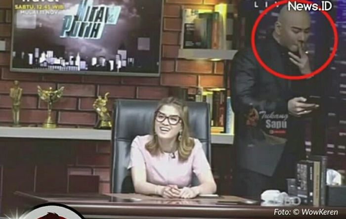 deddy-corbuzier-kedapatan-merokok-saat-siaran-langsung-hitam-putih_20171205_111927.jpg