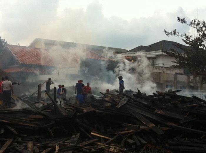 depot-kayu-h-sukur-masih-berasap_20161109_161505.jpg