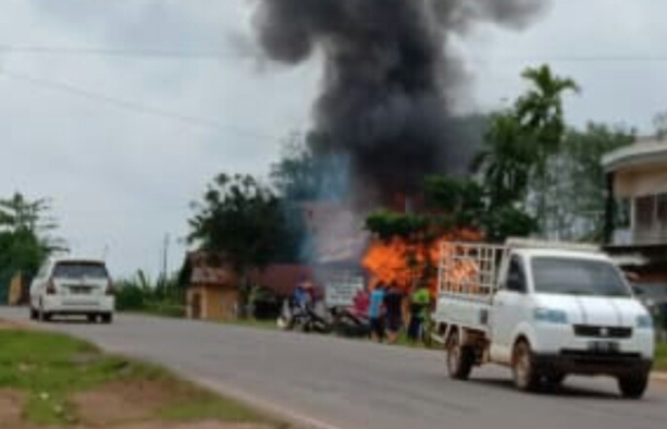 Rasyid Alami Kerugian Rp 85 Juta, Setelah Rumahnya Dilalap Si jago Merah Akibat Arus Pendek Listrik