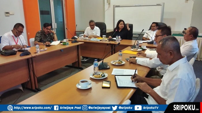 direktur-utama-baru-meina-fatriani-paloh-saat-memimpin-rapat-dengan-para-staff-pt-jsc.jpg