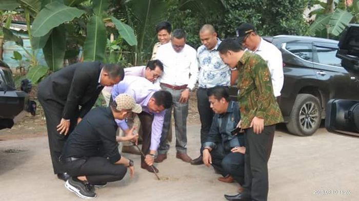 Pastikan Proyek Jalan Ada Penyelewengan, DPRD OI Congkel Badan Jalan di Tanjungraja Dengan Linggis
