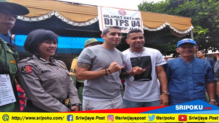 dua-penggawa-sriwijaya-fc-alberto-goncalves-dan-esteban-vizcarra_20180627_111224.jpg
