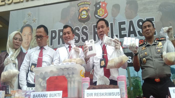 dua-tersangka-pemilik-tahu-formalin-dan-kosmetik-illegal-di-palembang-tak-berkutik-ditangkap-polisi.jpg