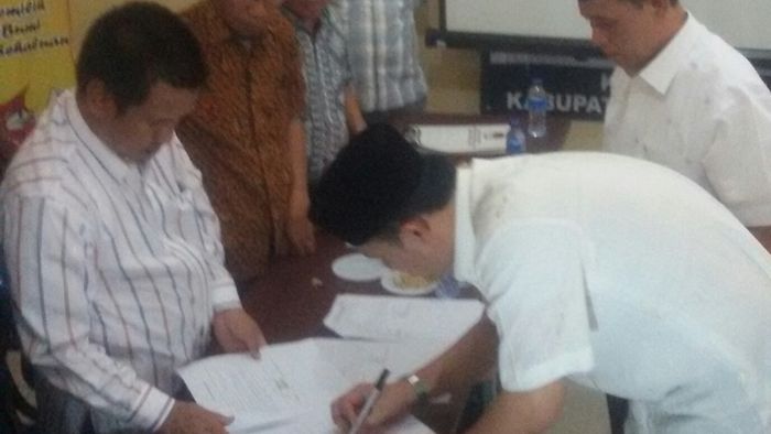 edward-jaya-dan-sugeng-supriyanto-kembalikan-berkas_20150804_173029.jpg