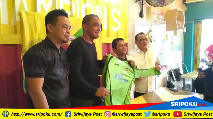 ferry-routinsulu-saat-memberikan-jersey-miliknya-kepada-klub-sriwijaya-fc_20181010_131129.jpg