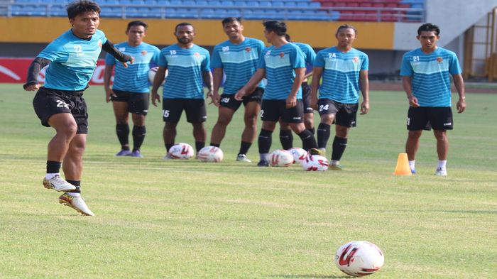 fullback-andalan-sriwijaya-fc-pilih-isu-iiburan-dengan-latihan-bola-di-depok.jpg