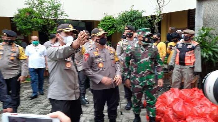 gagal-temui-habib-rizieq-karena-dikabarkan-sakit-kapolres-tni-dan-satpol-pp-sarankan-swab-mandiri.jpg