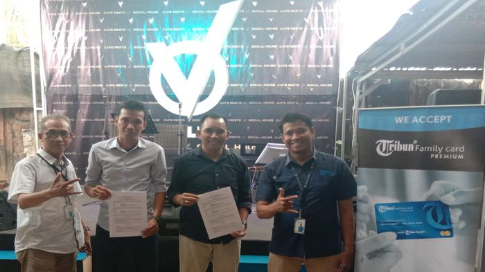 general-manajer-volum-cafe-heriawan-dan-manajer-sirkulasi-sriwijaya-post.jpg