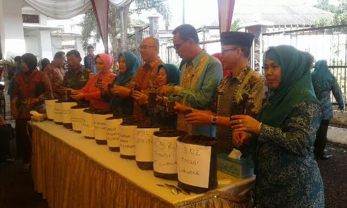 gerakan-menanam-cabe-di-empatlawang_20170317_163715.jpg