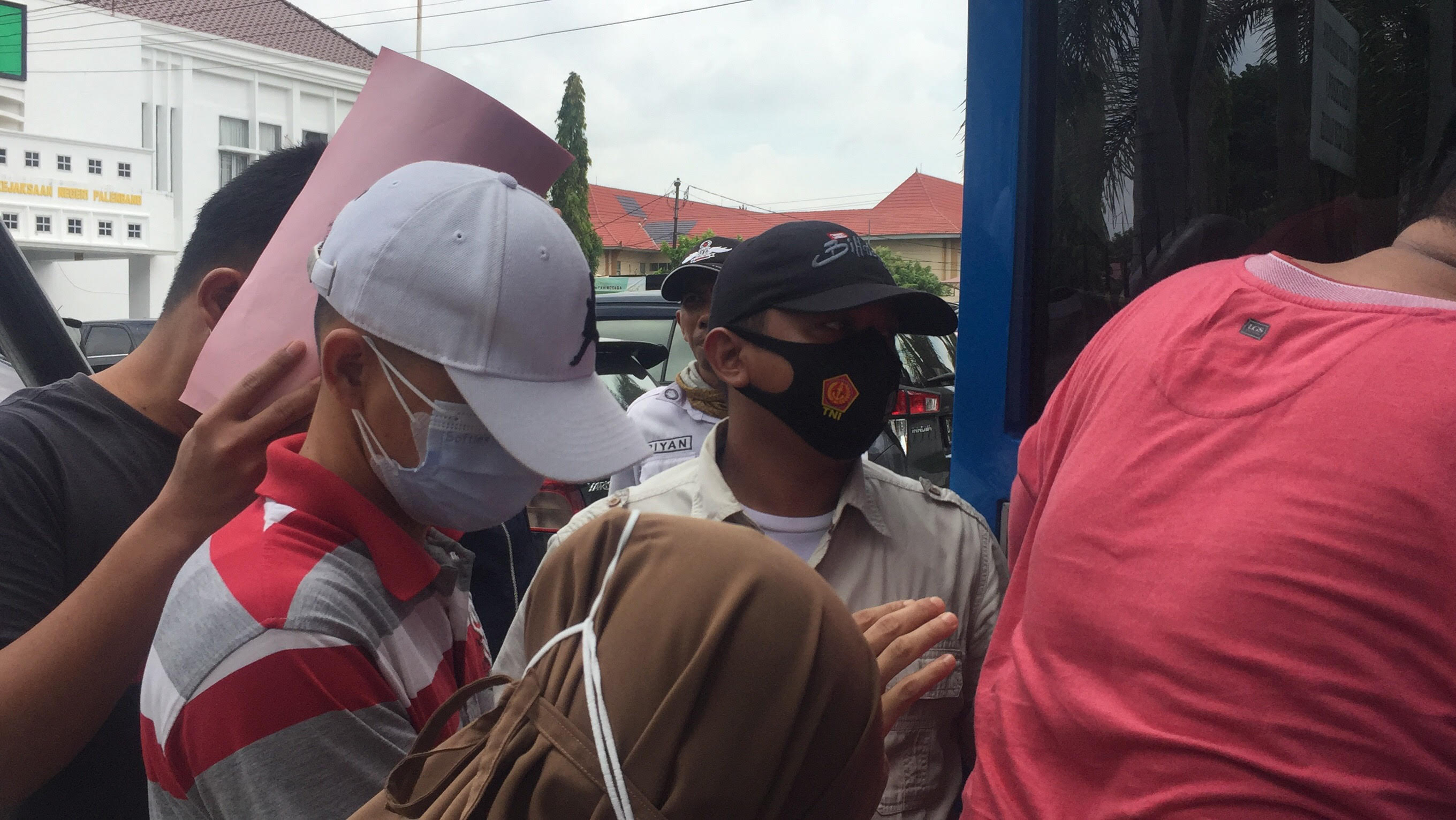 Hanya Menunduk Saat Digiring Petugas ke Mobil Tahanan BNNP Sumsel