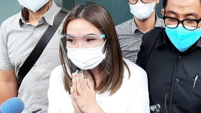 gisella-anastasia-didampingi-pengacaranya-saat-berada-di-polda-metro-jaya.jpg