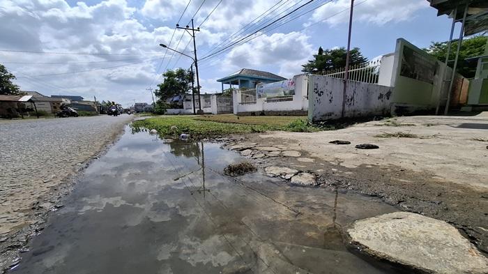 Selokan Tersumbat, Limbah Air Meluber ke Ruas Jalan Provinsi di Tanjung Batu Ogan Ilir - Sripoku.com