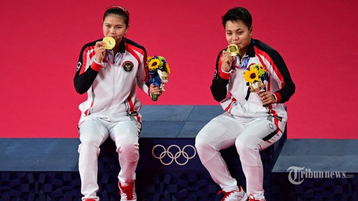 greysia-poliiapriyani-rahayu-berpose-medali-emas-olimpiade-tokyo.jpg