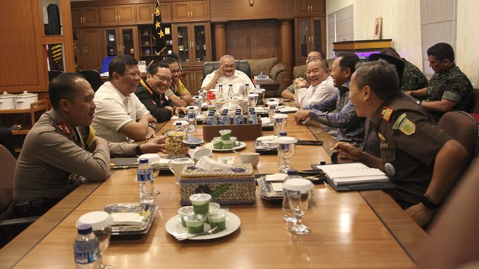 gubernur-sumsel-alex-noerdin-rakor-pilkada-serentak-2018-112_20180627_122241.jpg