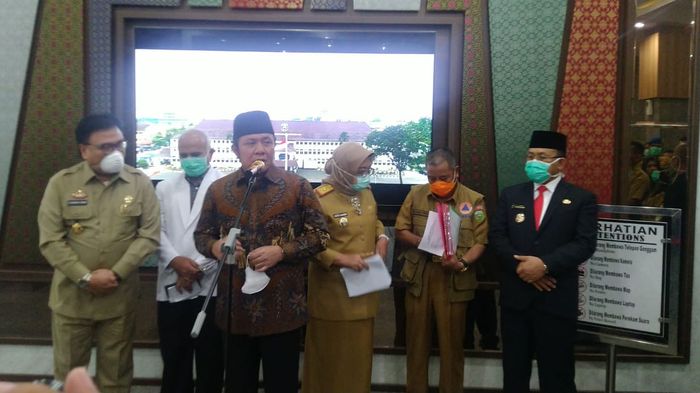 gubernur-sumsel-h-herman-deru-jumpa-pers-soal-virus-corona.jpg