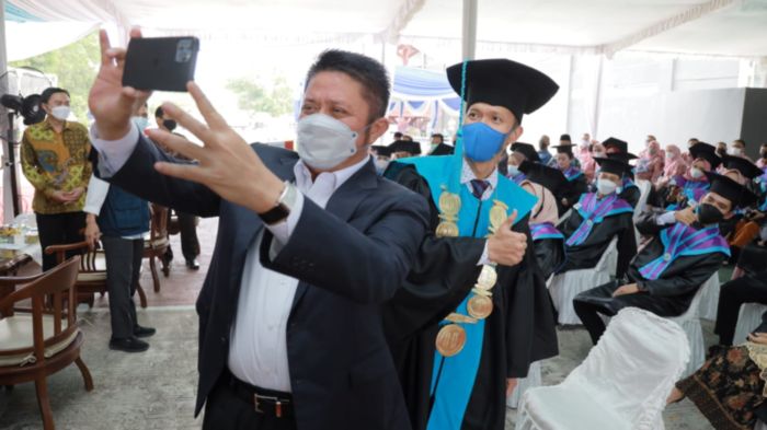 gubernur-sumsel-herman-deru-foto-selfie-ketika-menghadiri-wisuda-iii-uss.jpg