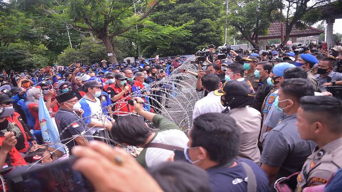 gubernur-sumsel-herman-deru-temui-pendemo.jpg