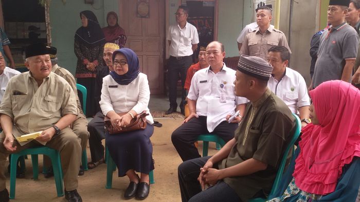 gubernur-sumsel-ir-h-alex-noerdin-sh-kiri-melayat-asap_20151013_132233.jpg