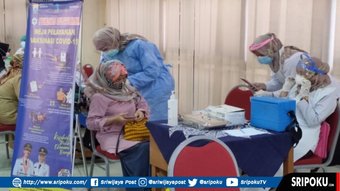 guru-tk-it-mutiara-sukarami-husnita-55-menjalani-proses-vaksinasi.jpg