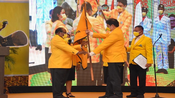 h-airlangga-hartarto-menyerahkan-bendera-partai-golkar.jpg