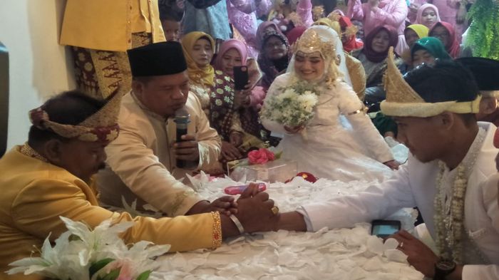 hapit-ibrahim-dan-marcelly-anggreinni-saat-menggelar-akad-nikah-dan-resepsi-di-simpang-desa-parit.jpg