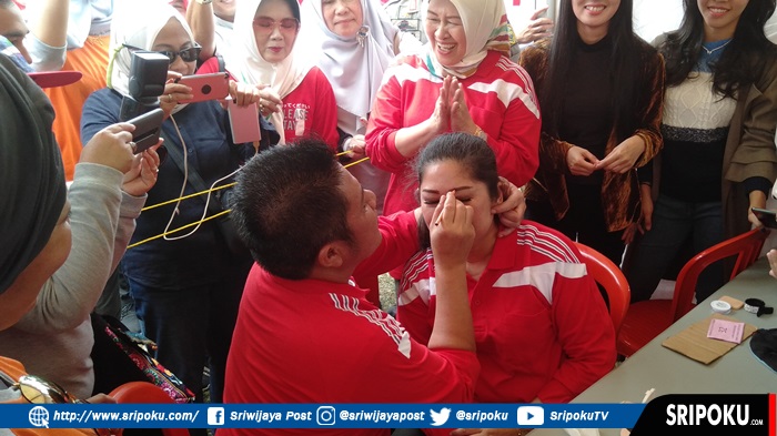 herman-deru-beserta-istri-saat-mengikuti-lomba-make-up.jpg