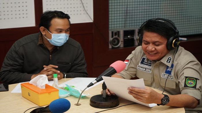 herman-deru-jadi-penyiar-radio.jpg