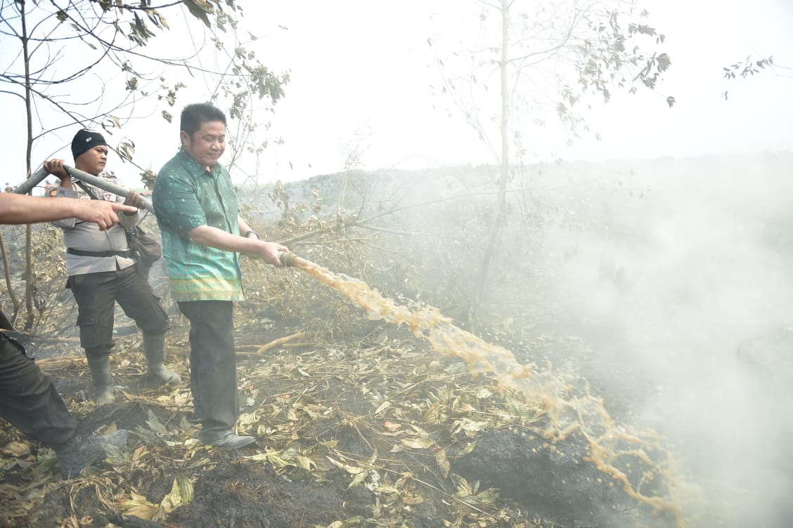 herman-deru-turun-langsung-padamkan-karhutla.jpg