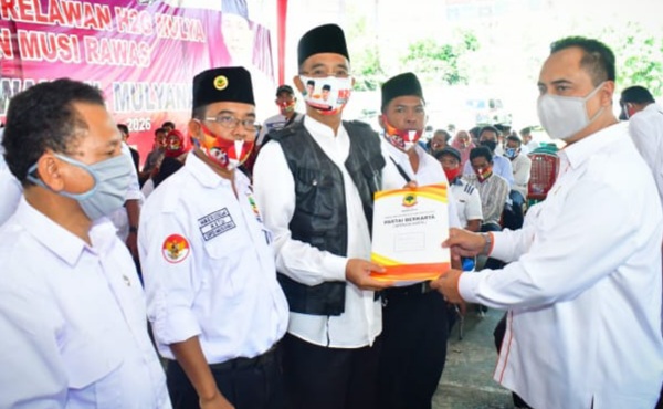 herman-misron-menyerahkan-sk-dukungan-kepada-h-hendra-gunawan.jpg