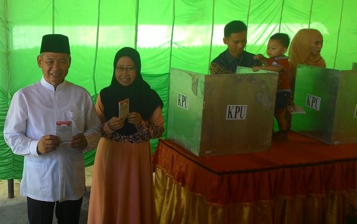 hm-kholid-md-dan-hj-rusmiyati-saat-melakukan-pencoblosan222_20151209_141922.jpg