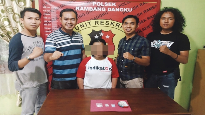 ibu-rumah-tangga-ini-simpan-sesuatu-di-kemaluannya.jpg