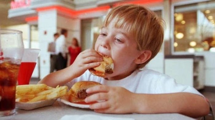 ilustrasi-anak-makan-junk-food_20160330_182721.jpg