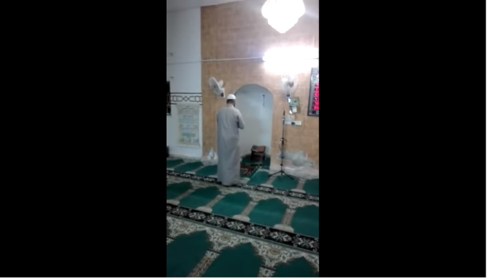 imam-shalat-tarawih-ditinggal-jamaahnya1_20180530_171613.jpg