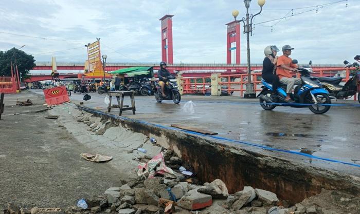 Jalan Pantai Musi Dekat Jembatan Ampera Palembang Ambles, Warga Sebut Hal Ini Jadi Penyebabnya