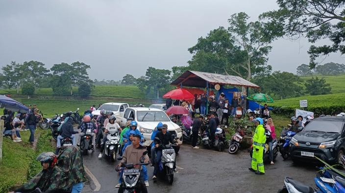 Wisatawan Membludak di Kaki Gunung Dempo Pagar Alam, Polisi Lakukan Sistem Buka Tutup Jalan