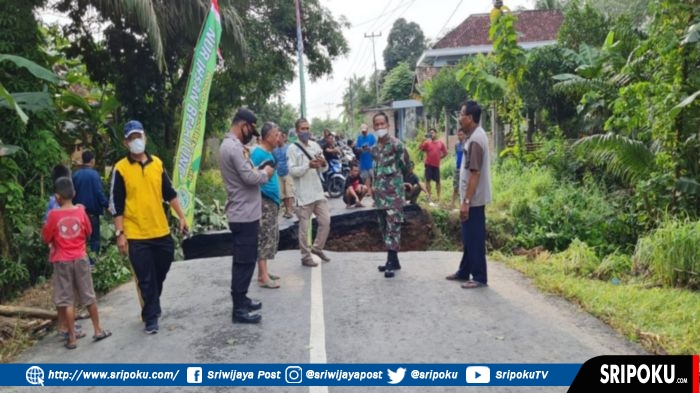 jalan-penghubung-kabupaten-oku-dan-ogan-ilir-putus-029238.jpg