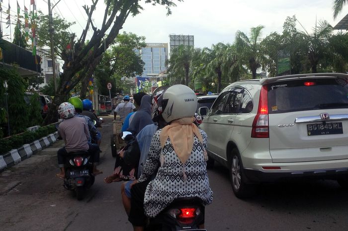 jalan-radial-palembang-nampak-padat-merayap-di-hari-raya-imlek_20170128_172415.jpg
