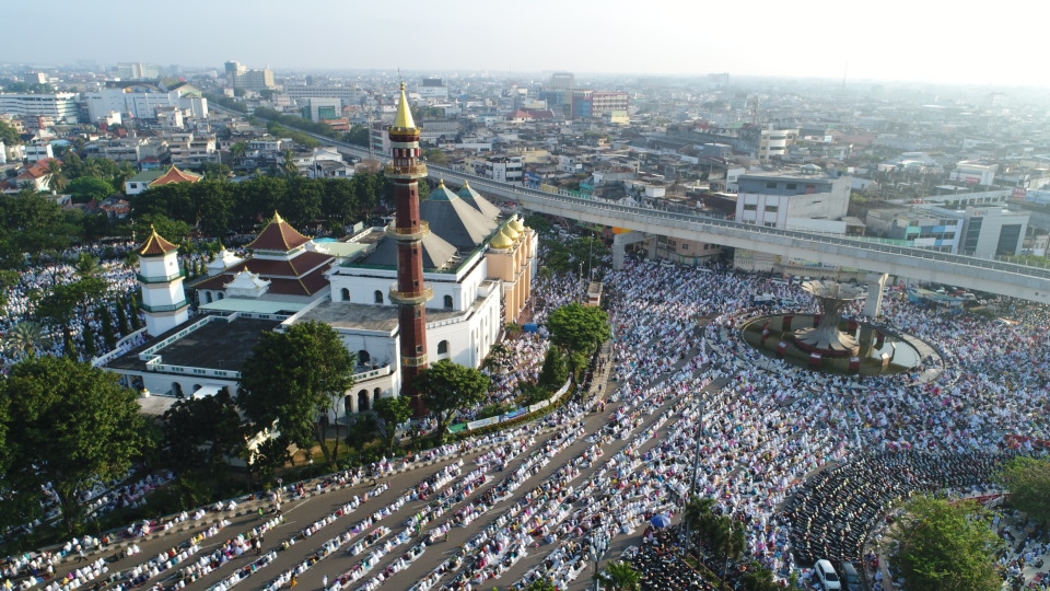 jamaah-sholat-ied-masjid-agung-drone-2.jpg