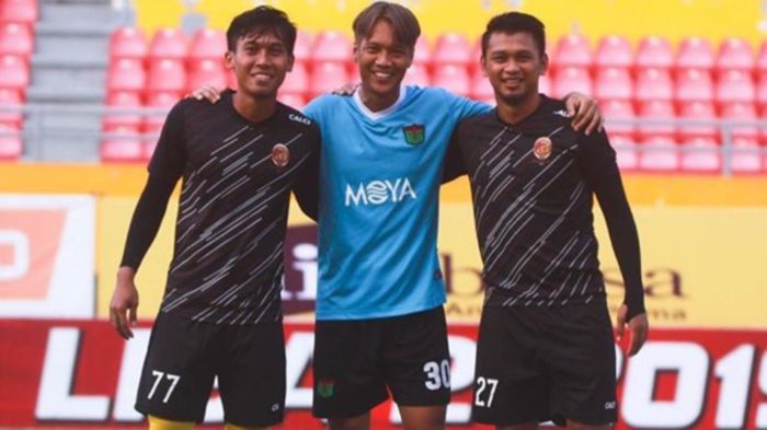 jecky-arisandi-tengah-foto-bersama-dengan-dua-pemain-lokal-sriwijaya-fc-hapit-ibrahim.jpg