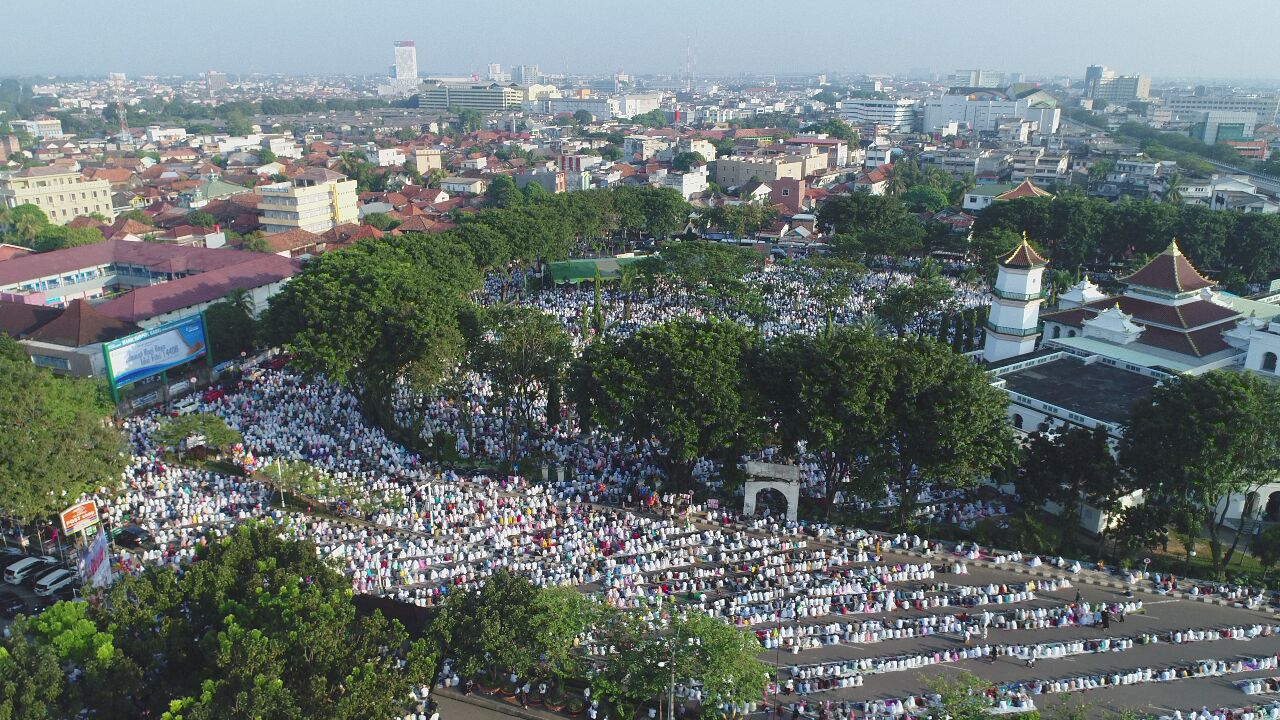 jemaah-sholat-di-masjid-agung-drone-3.jpg