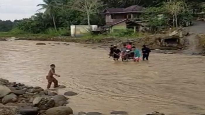 Jembatan Darurat Hanyut Disapu Air Sungai Mulak, Aktifitas Warga Desa Keban Agung Lahat Terhambat