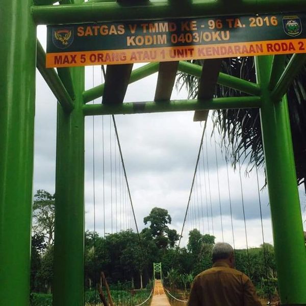 jembatan-gantung-di-kecamatan-peninjauan-oku_20160601_064405.jpg