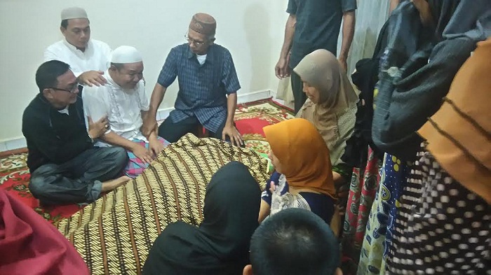 jenazah-alm-martin-tiba-di-rumah-duka-sabtu-1642016_20160416_212948.jpg